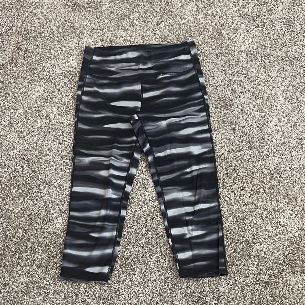 Athleta Black and Gray Patterned Capri Leggings